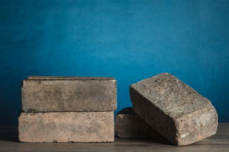 Análise de Valderci Malagosini Machado sobre pavimentos intertravados como solução sustentável e a importância da base no controle de recalques ao longo do tempo.