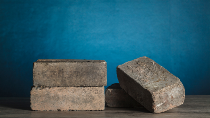 Análise de Valderci Malagosini Machado sobre pavimentos intertravados como solução sustentável e a importância da base no controle de recalques ao longo do tempo.