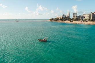 Maceió lidera crescimento do turismo internacional no Brasil em 2026
