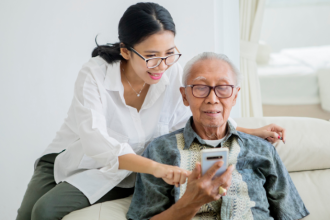 Inclusão digital para idosos: como a iniciativa da Santa Casa de Maceió fortalece a segurança online na terceira idade