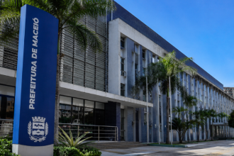 A Dança das Cadeiras Institucional: O Impacto das Exonerações em Massa na Gestão Pública de Maceió