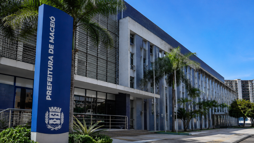 A Dança das Cadeiras Institucional: O Impacto das Exonerações em Massa na Gestão Pública de Maceió