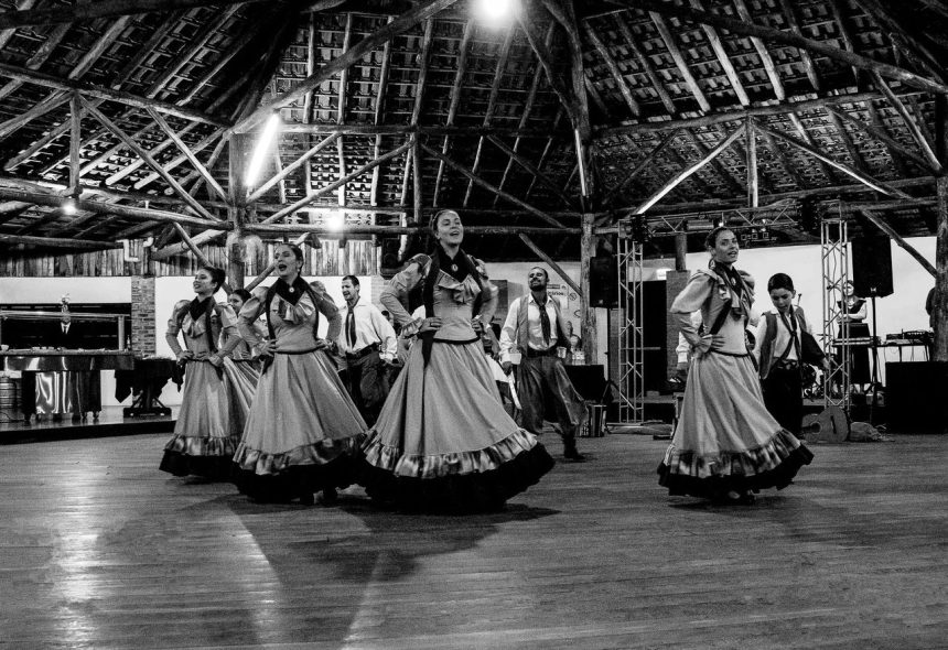 Apresentação de dança folclórica com temática do boi em ambiente rústico