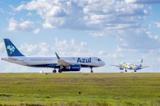 Aeronaves da Azul posicionadas em um aeroporto sob céu azul.