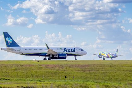 Aeronaves da Azul posicionadas em um aeroporto sob céu azul.